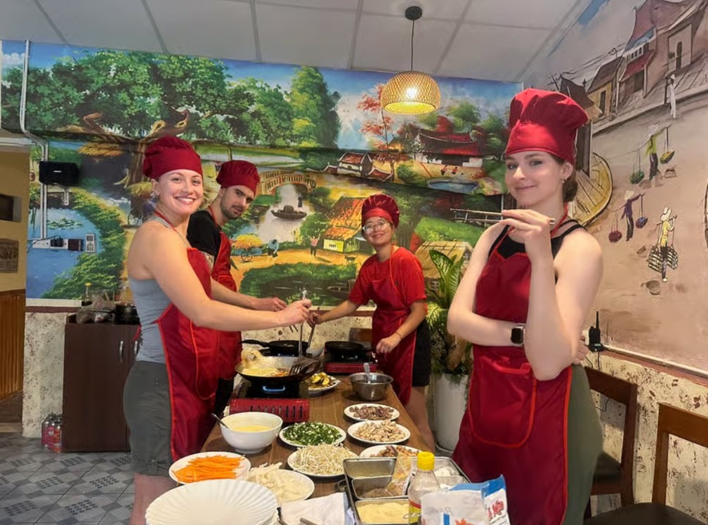 Old Quarter Market Tour and Cooking Class with Meal