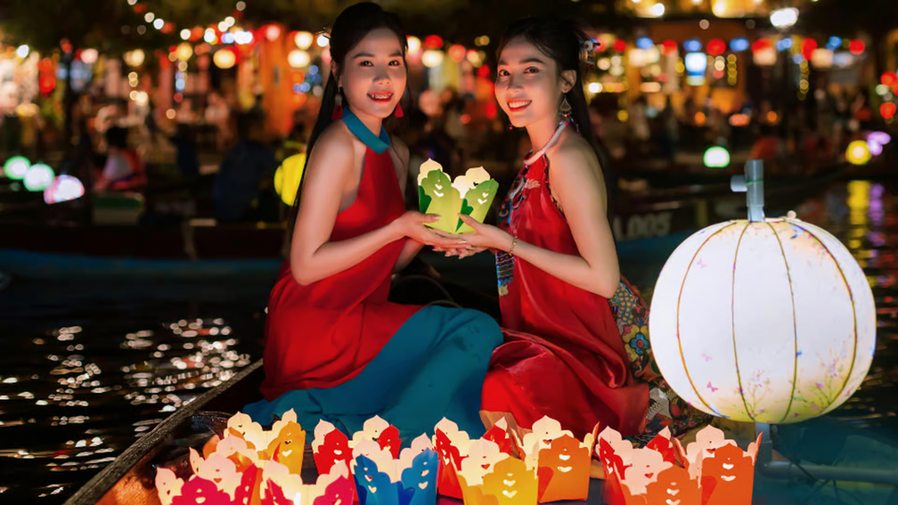 Hoi An Old Town Walking Tour, Lantern Boat & Memory Show