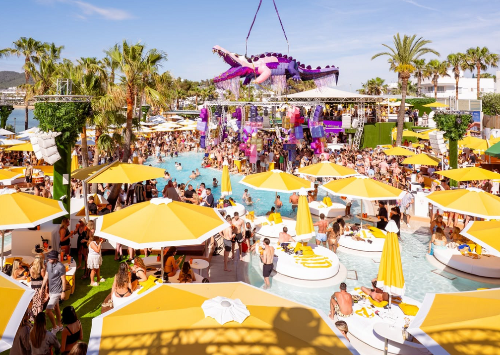 Kiss Pool Party