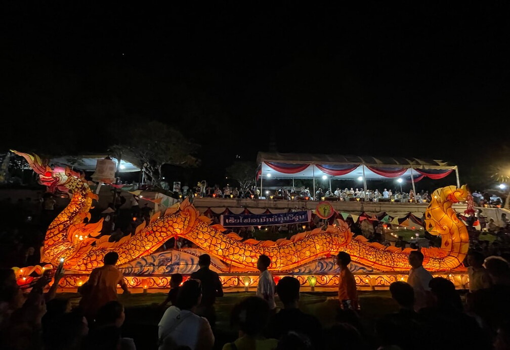 Lai Heua Fai (Fire Boat Festival)