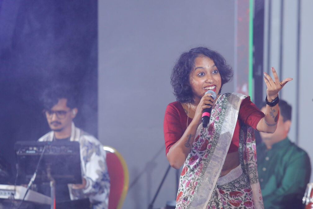 Geetanjali: Belli Tereya Bangarada Swaragalu